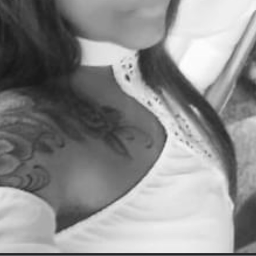 White top / choker neck / arm sleeve